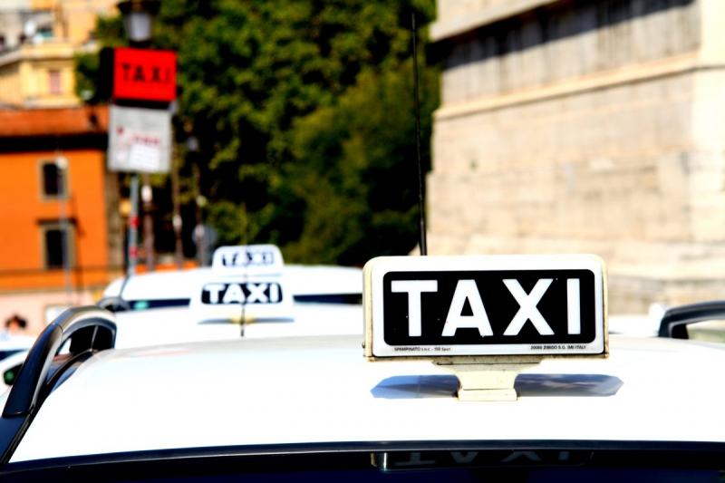 taxis-VALBONNE-min_taxi_auto_rome_road_white-1051610